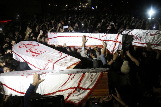 Potret Lautan Manusia di Salat Jenazah Massa Pro-Iran yang Tewas di Pakistan