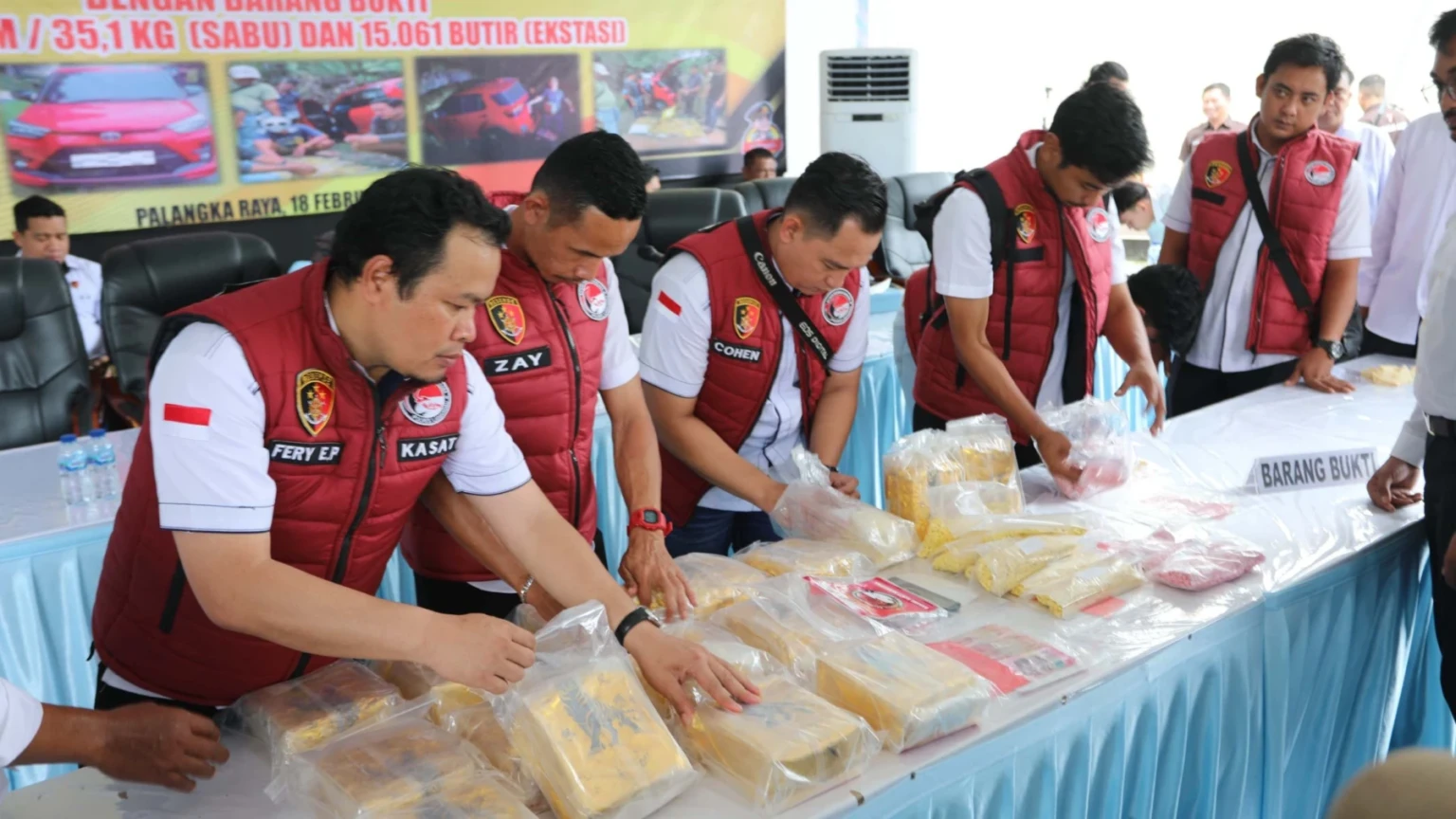 KEJAR-KEJARAN 12 JAM DI HUTAN LAMANDAU, 35 Kg SABU & 15 RIBU EKSTASI DIGAGALKAN
