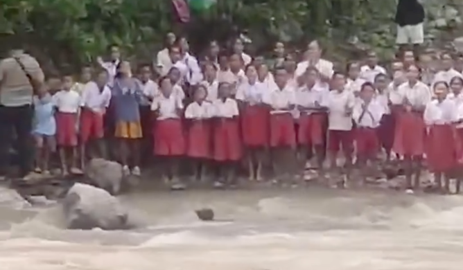 Viral Siswa SD di NTT Soraki Pejabat yang Ragu Seberangi Sungai